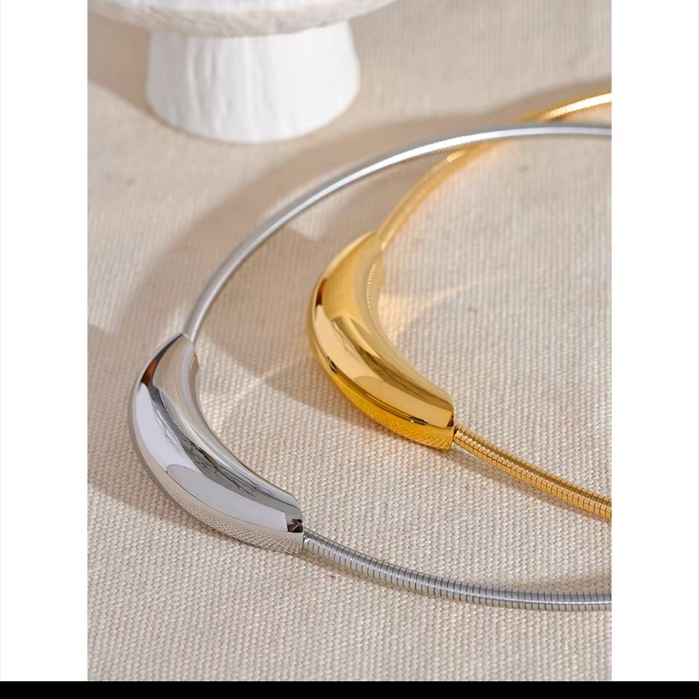 Polished Silver Curved Pendant Choker Necklace - Picture 4 of 4